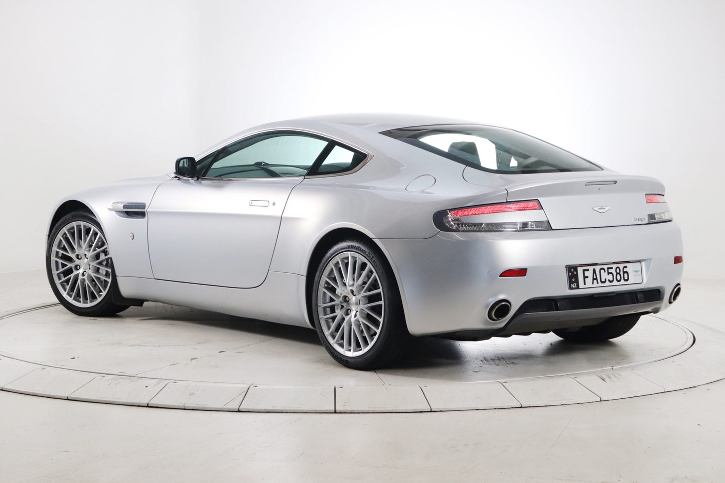 2009 Aston Martin Vantage 4.7L 6M
