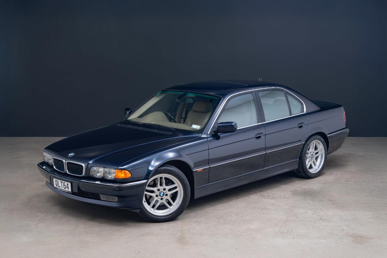 2000 BMW 740i