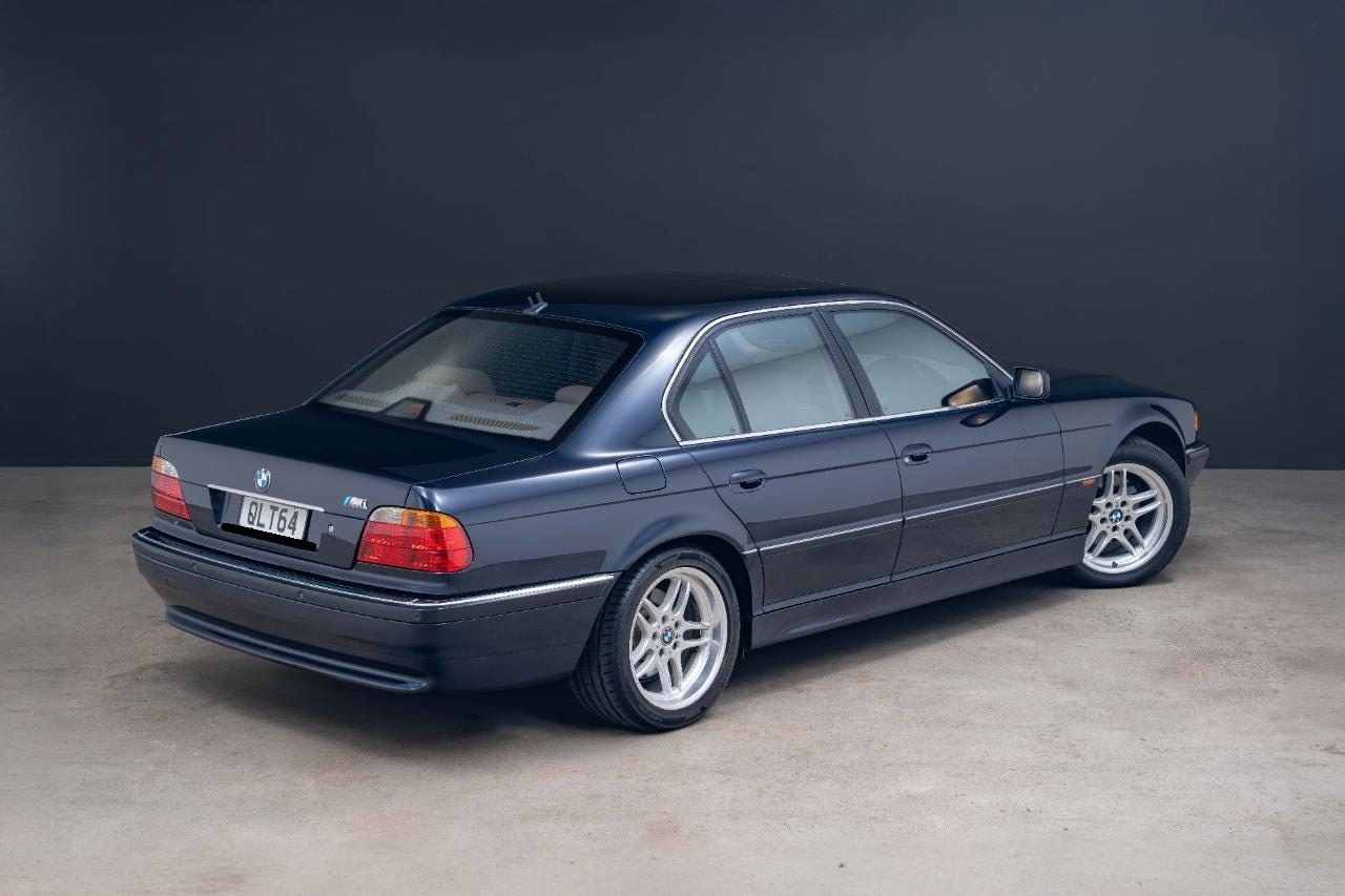 2000 BMW 740i