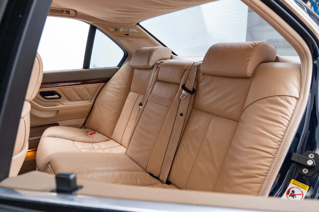 2000 BMW 740i