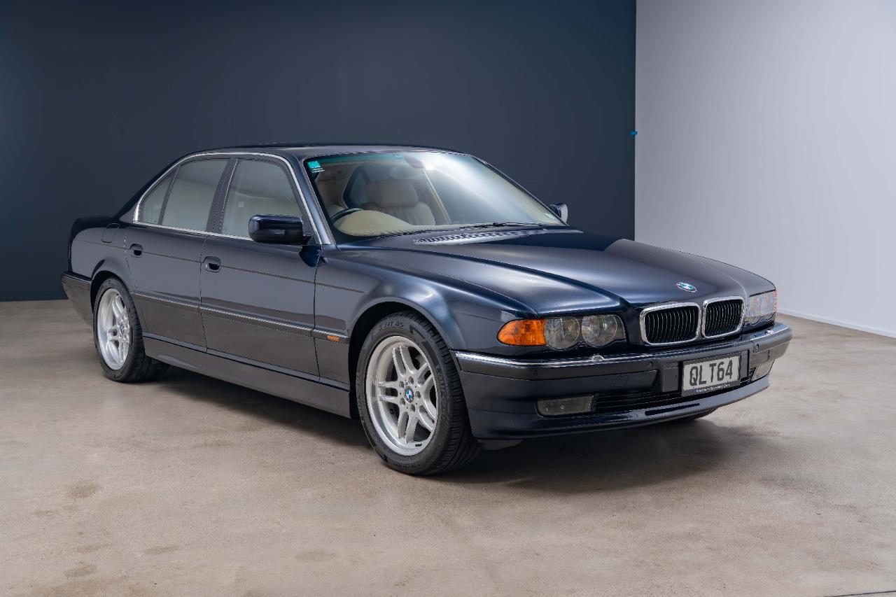 2000 BMW 740i