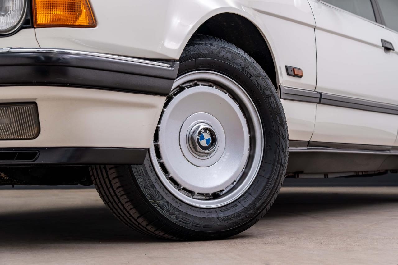 1989 BMW 750iL Sedan V12 (E32)
