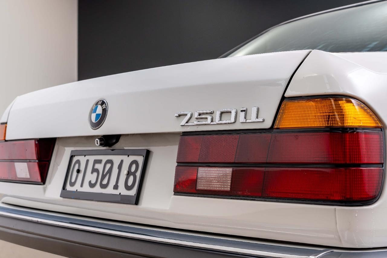 1989 BMW 750iL Sedan V12 (E32)