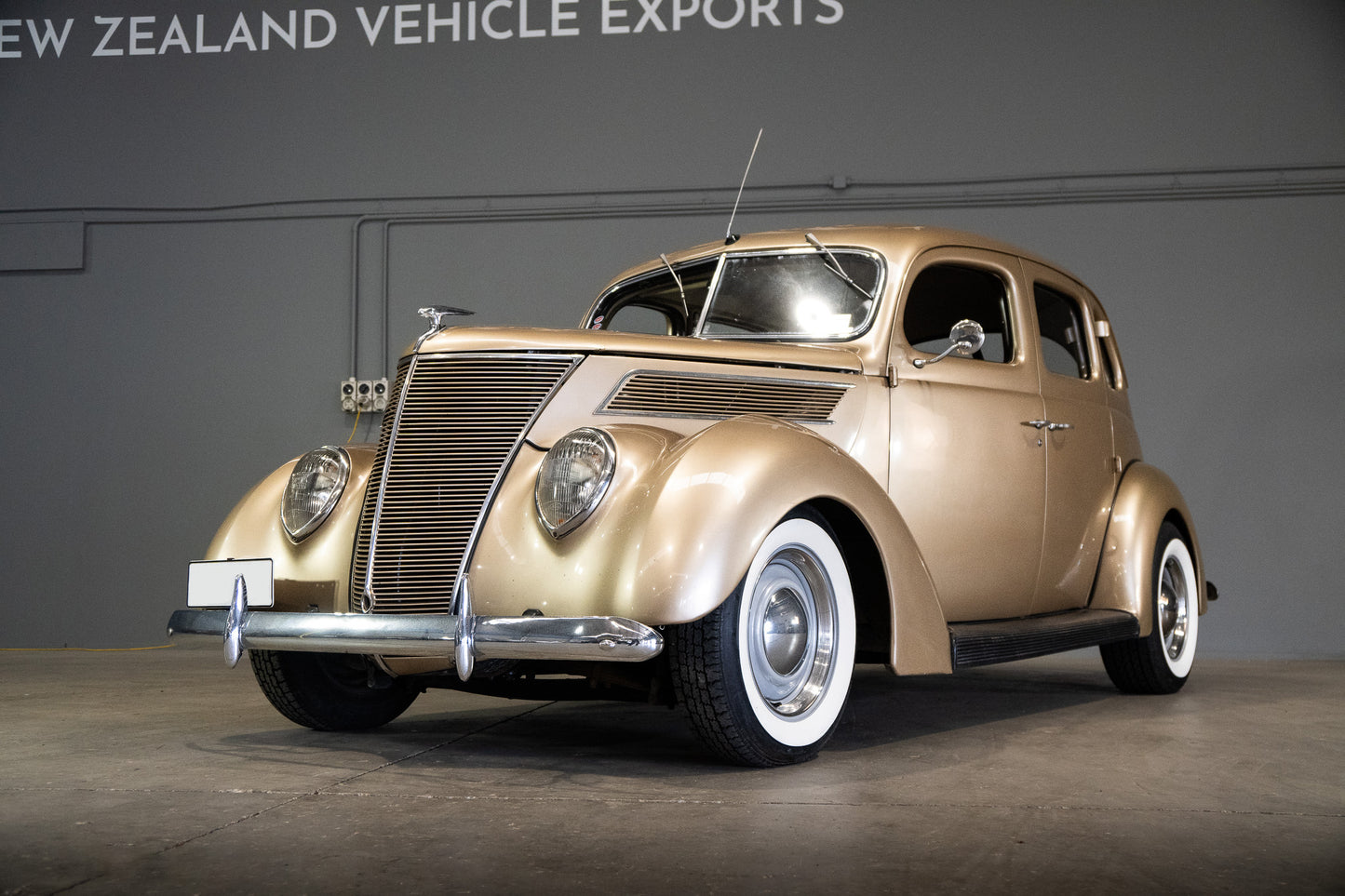 1937 FORD V8