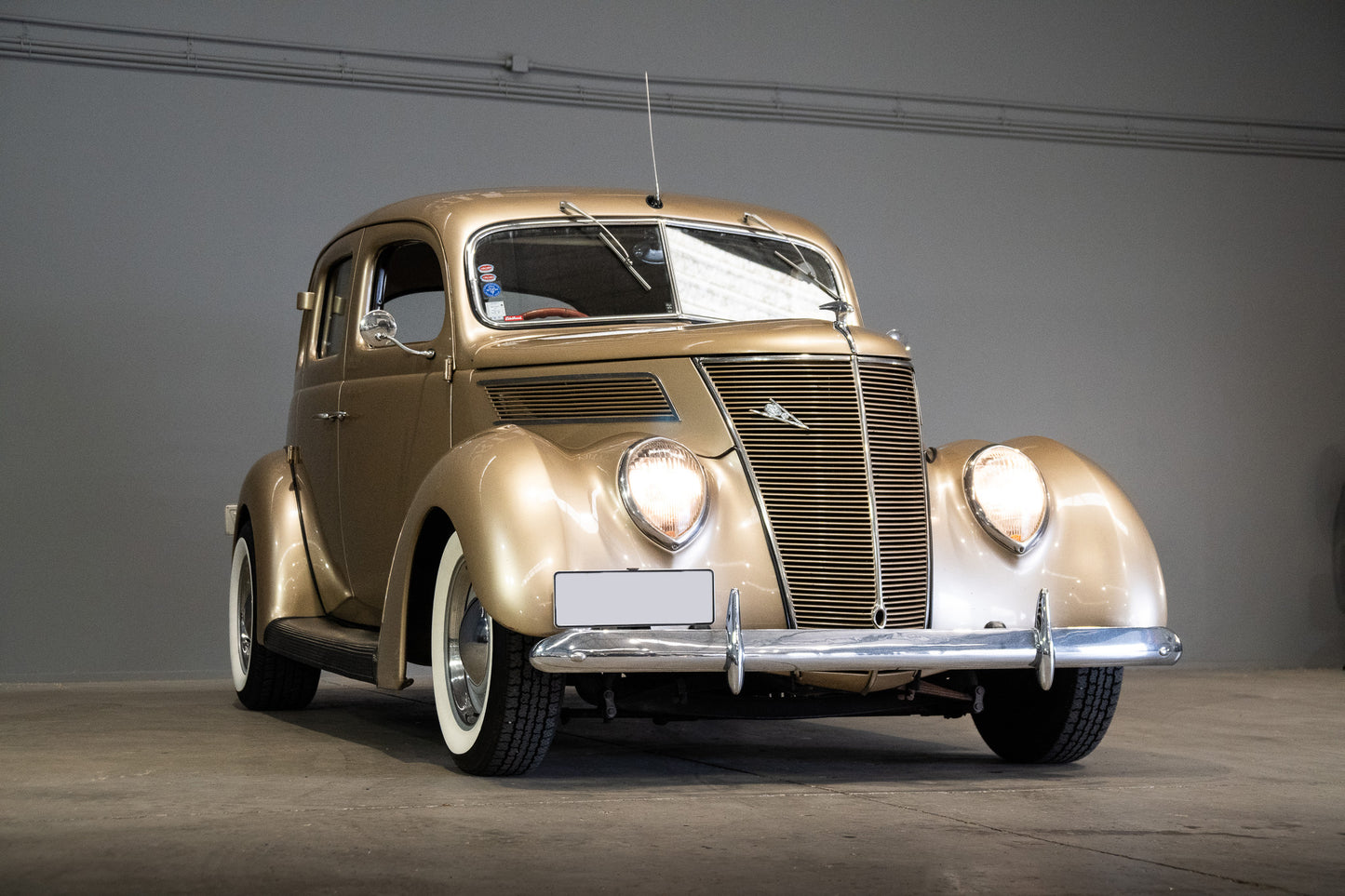 1937 FORD V8