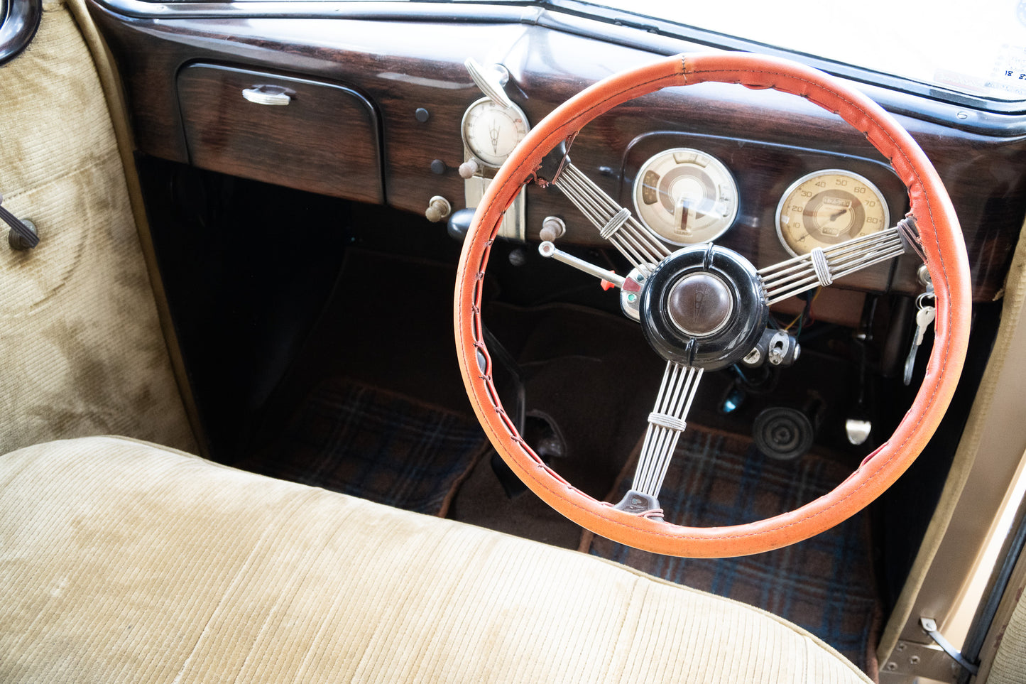 1937 FORD V8