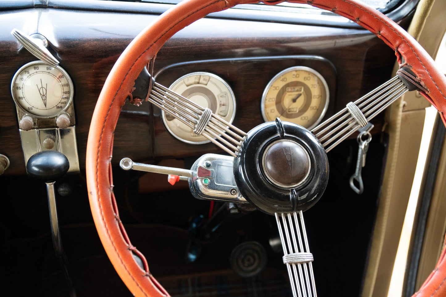 1937 FORD V8