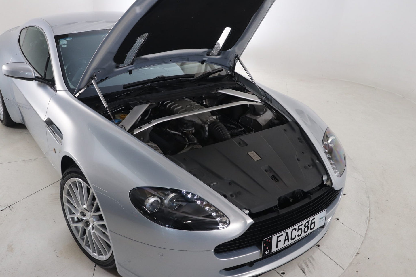 2009 Aston Martin Vantage 4.7L 6M