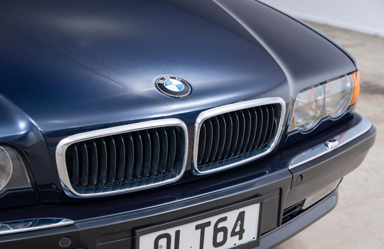 2000 BMW 740i