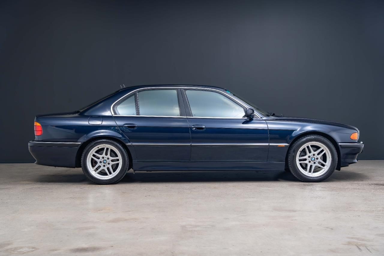 2000 BMW 740i
