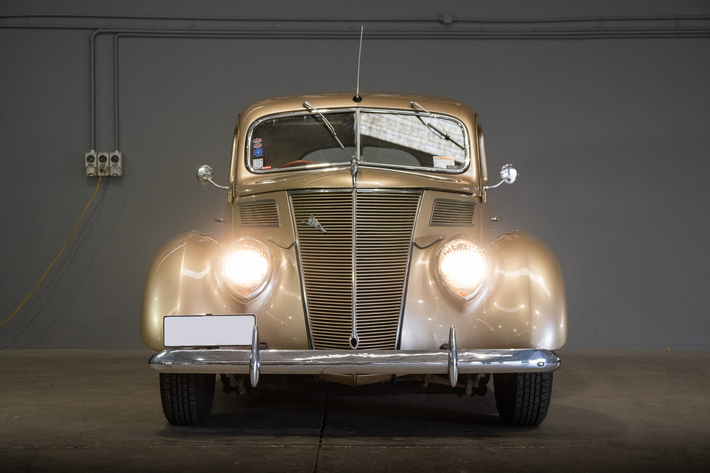 1937 FORD V8