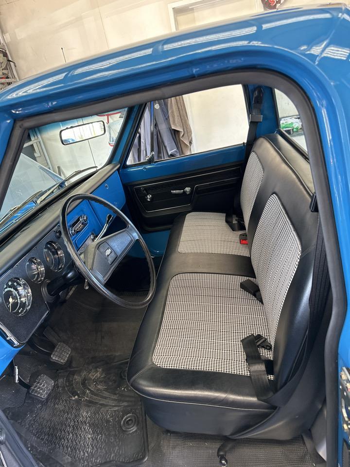 1972 Chevrolet C10 Stepside Short Bed Custom Deluxe Manual Trans